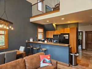 Kuchyň nebo kuchyňský kout v ubytování 2 BR, 2 BA Mountain View Family Friendly Condo BCA-45499