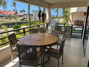 a table and chairs on a balcony with a view at Apartamento térreo Aquaville in Aquiraz