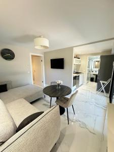 ein Wohnzimmer mit Couch und Tisch in der Unterkunft Très rare! Bel appartement 38 m2 Domaine prive in Vallauris + 19 Fotos