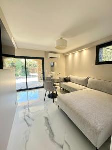 ein Wohnzimmer mit Couch und Tisch in der Unterkunft Très rare! Bel appartement 38 m2 Domaine prive in Vallauris