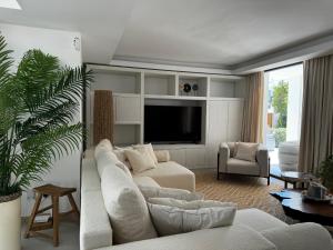 TV a/nebo společenská místnost v ubytování Marbella Bliss - Luxury 4-Bedroom VILLA with Garden, HEATED Private POOL & Jacuzzi, Marbesa near- 5 min to the Cabopino Beach