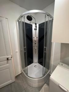eine Dusche mit Glastür im Badezimmer in der Unterkunft Studio cosy aux portes de Paris - 2PAX in Saint-Ouen