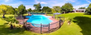 an overhead view of a swimming pool in a yard at Merino Inn Hotel in Colesberg