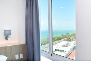 a room with a window with a view of the ocean at New studio at the Beach, pool, gym, spa 2D in Cancún +43 photos