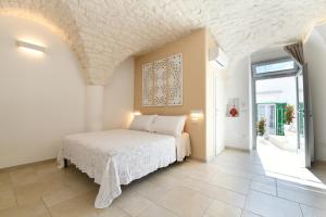 a bedroom with a bed in a room at La Scala del Borgo in Cisternino