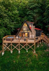 Chalet VillageにあるBig Mountain View! Hot Tub! Downtown Gatlinburg Chalet Village! AFrame! Smoky Mountain National Park! Après Chaletの大きな木造家屋(大きなデッキ付)