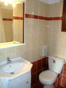 A bathroom at Enalion Hotel