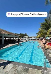a group of people swimming in a swimming pool at CAFÉ e ALMOÇO no LACQUA DIROMA Caldas Novas in Caldas Novas