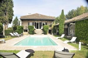 une maison avec une piscine dans la cour dans l'établissement Le Manoir Danglars, à Saint-Antonin