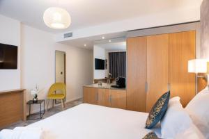 TV a/nebo společenská místnost v ubytování Brit Hotel Paris Orly Rungis