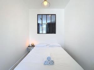 ヴィルールバンヌにあるMy home jean claude vivant 1の窓のある部屋にある白いベッド