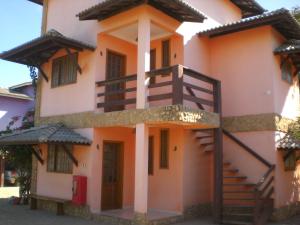 una casa con una escalera delante de ella en Pousada Vila Arco-Iris, en Porto de Sauipe