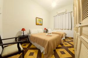 une chambre d'hôtel avec deux lits et une fenêtre dans l'établissement Inn House Santa Teresa, à Rio de Janeiro