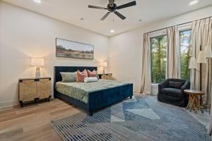 ein Schlafzimmer mit einem Bett und einem Stuhl in der Unterkunft Lake Ouachita's Luxury Lake House in Mount Ida