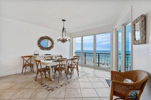 jadalnia ze stołem i krzesłami i widokiem na ocean w obiekcie High Pointe Resort E26 w mieście Inlet Beach