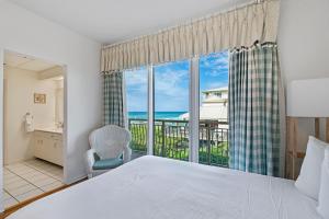 sypialnia z łóżkiem i widokiem na ocean w obiekcie High Pointe Resort E26 w mieście Inlet Beach +45 zdjęć