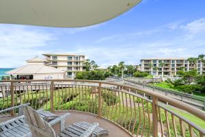 balkon z dwoma krzesłami i widokiem na ocean w obiekcie High Pointe Resort E26 w mieście Inlet Beach