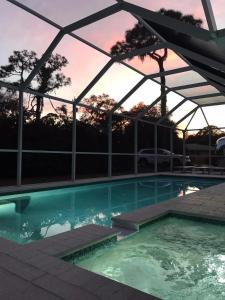 Πισίνα στο ή κοντά στο The Manasota Beach House private Pool & Jacuzzi close to the beaches PET FRIENDLY