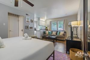 a bedroom with a bed and a living room at Downtown Free Parking Fully Equipped Kitchen in Austin