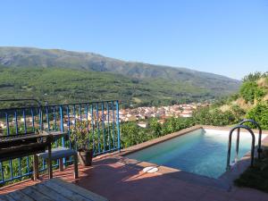 a swimming pool with a view of a mountain at Puerto de la Serrana in Jerte