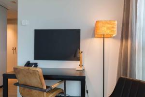 TV a/nebo společenská místnost v ubytování Leonardo Hotel Groningen
