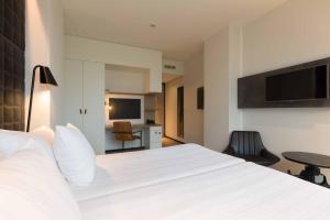 Postel nebo postele na pokoji v ubytování Leonardo Hotel Groningen