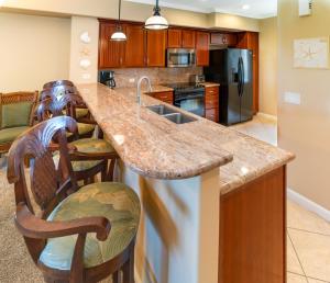 een keuken met een aanrecht en een aantal stoelen. bij G22 Waikoloa Beach Villas in Waikoloa