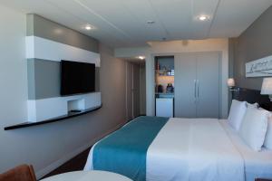 a hotel room with a bed and a flat screen tv at Sol Ipanema Hotel in Rio de Janeiro