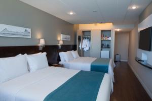 a hotel room with two beds and a tv at Sol Ipanema Hotel in Rio de Janeiro