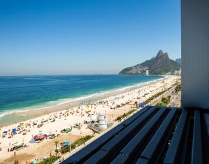 a view of a beach with crowds of people at Sol Ipanema Hotel in Rio de Janeiro