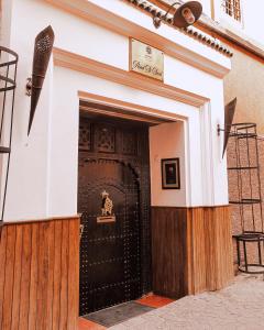 Eine Fassade oder ein Eingang zu Marrakech Riads, Angsana Heritage Collection