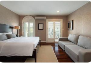 ein Schlafzimmer mit einem großen Bett und einer Couch in der Unterkunft Sukhumvit 16 Townhouses, InHome Luxury Residences in Bangkok + 28 Fotos