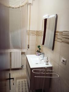 a bathroom with a sink and a mirror at Casa Vacanze Mongili - La Quercia in Chiusi