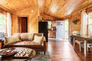 Χώρος καθιστικού στο Secluded Wooded Cabin Near The Hocking Hills