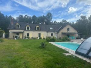 a house with a swimming pool in the yard at Gite Les Quatre Alouettes in Mazières-de-Touraine