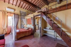 Un dormitorio con una cama y una escalera. en Villa Silvia appartaments, en San Cristoforo a Perticaia