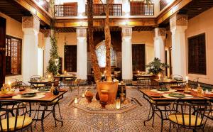 Ein Restaurant oder anderes Speiselokal in der Unterkunft Marrakech Riads, Angsana Heritage Collection 