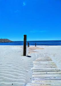 Eine Strandpromenade mit dem Meer im Hintergrund in der Unterkunft Studio - La Grande Motte in La Grande-Motte