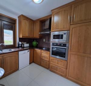 Kuchnia lub aneks kuchenny w obiekcie Casa Victoria garden con Jacuzzi y piscina