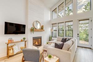 Una sala de estar con un sofá y una chimenea. en Luxe Pine Home with Tonto National Forest Access!, en Pine