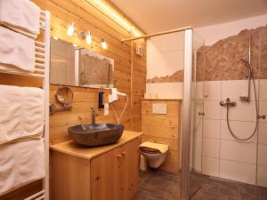 A bathroom at Almi's Berghotel Még 37 kép