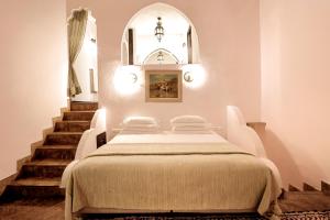 Ein Bett oder Betten in einem Zimmer der Unterkunft Marrakech Riads, Angsana Heritage Collection