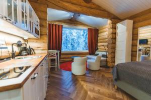 Η κουζίνα ή μικρή κουζίνα στο Log Cabin with Private Sauna by Invisible Forest Lodge