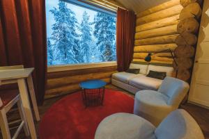 Χώρος καθιστικού στο Log Cabin with Private Sauna by Invisible Forest Lodge