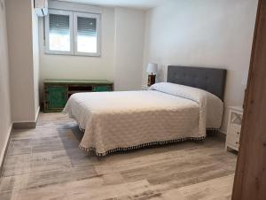una camera da letto con un letto e una finestra di Casa Alhamar a Punta Umbría Altre 31 foto