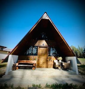 a cabin with a large wooden door and a table at La Encantada Cabañas in Cajamarca