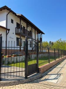 una valla de hierro forjado frente a una casa en VILLA MEDI boutique, en Sapareva Banya