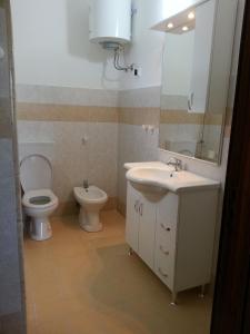 a bathroom with a toilet and a sink and a mirror at Casa il Sole Casevacanze Ferienwohnung Daniele Furco in Castellammare del Golfo +27 photos
