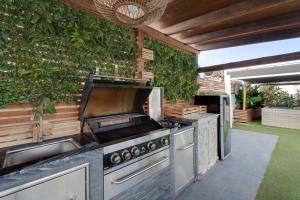 an outdoor kitchen with a grill and an outdoor at Casa Zara in San Miguel de Abona
