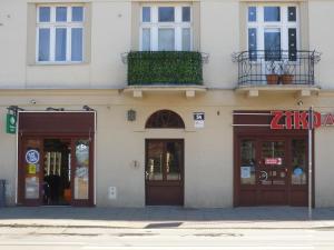 un edificio con puertas, ventanas y balcón en Blue Traveler AC Apartment in Kazimierz, en Cracovia